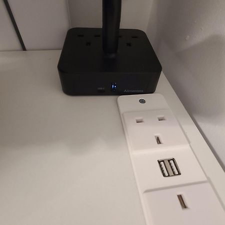 Roomz-Gatwick-London-Airport Parking-Travel Service Ifield エクステリア 写真
