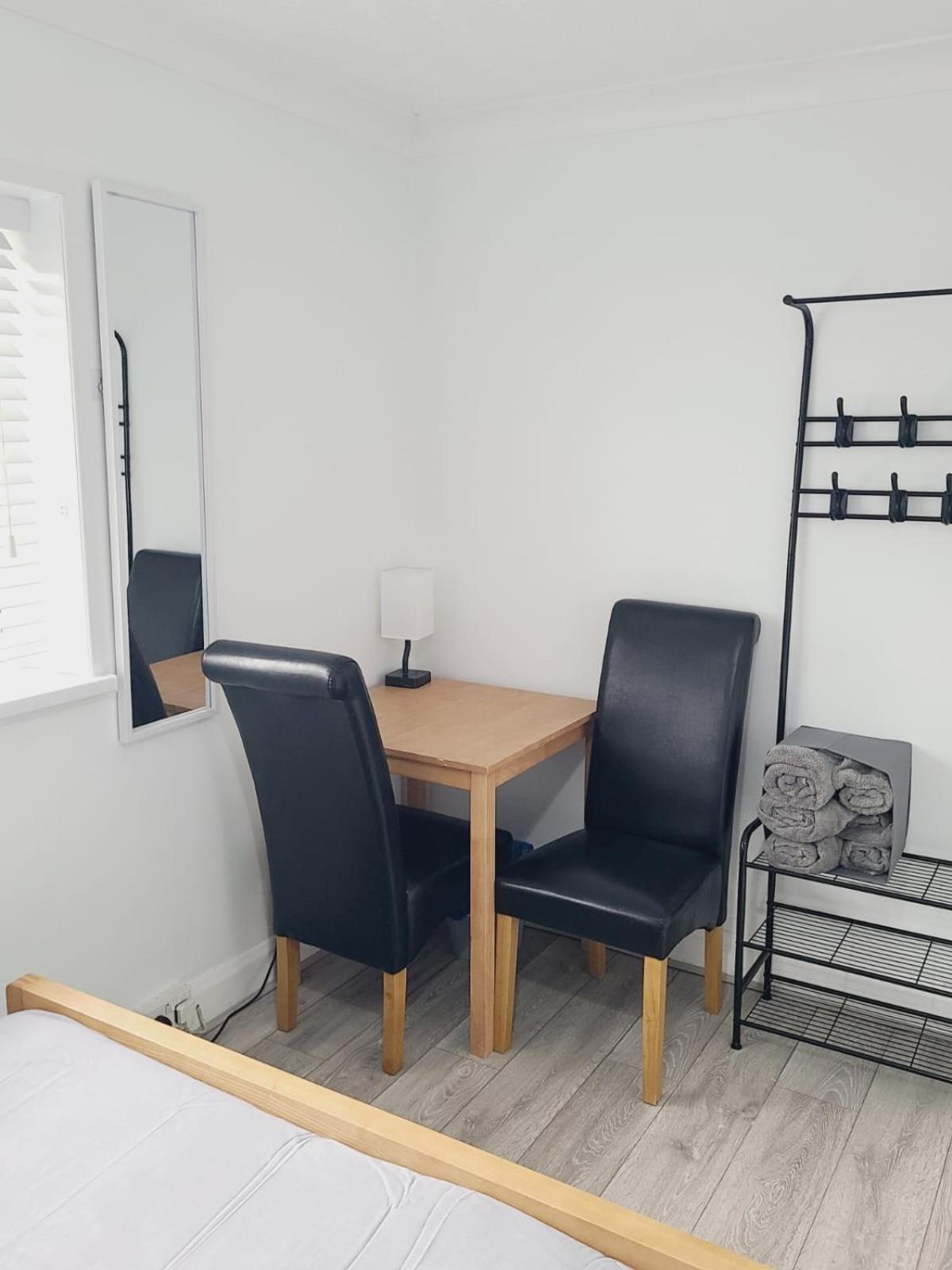Roomz-Gatwick-London-Airport Parking-Travel Service Ifield エクステリア 写真