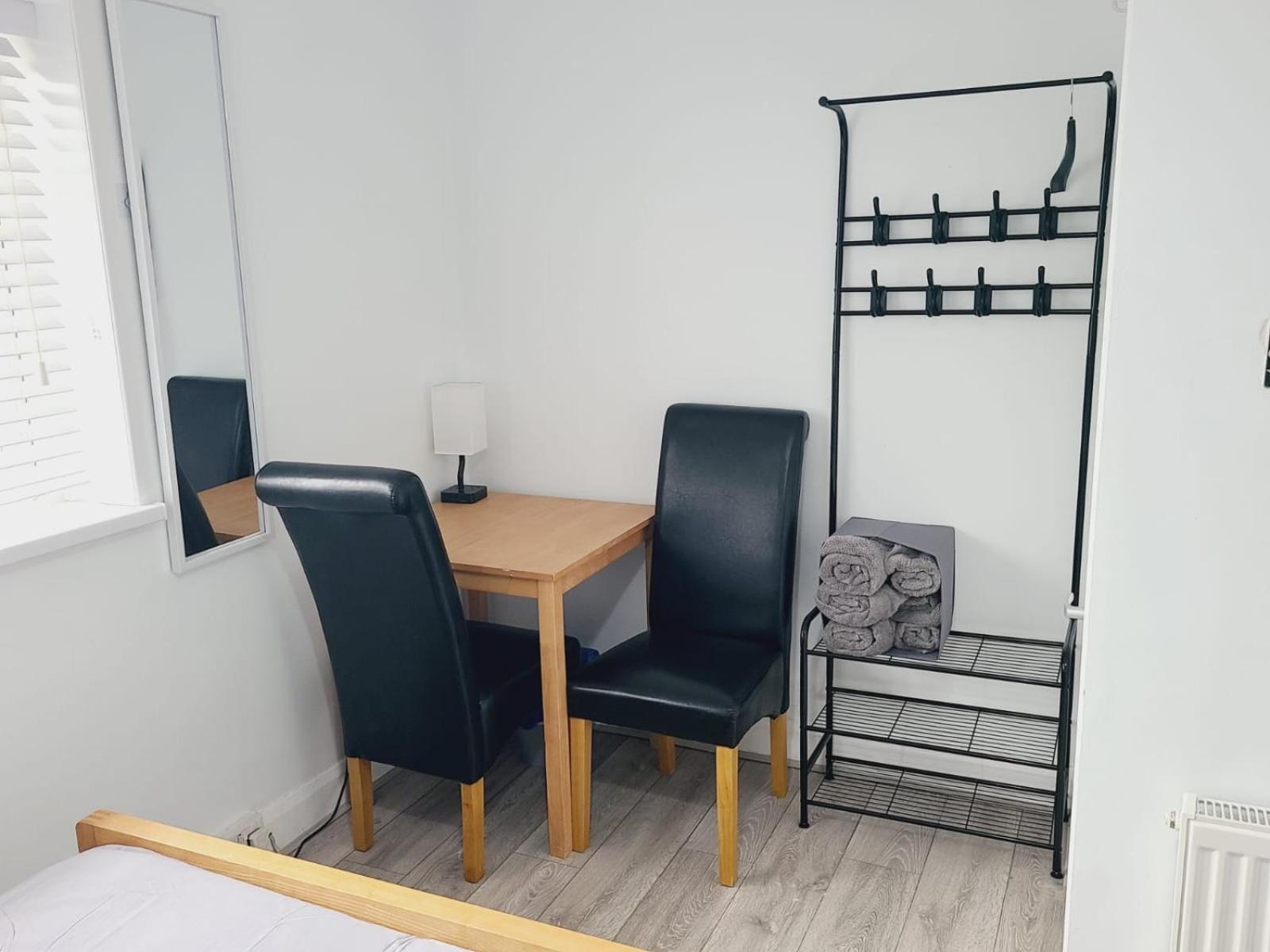 Roomz-Gatwick-London-Airport Parking-Travel Service Ifield エクステリア 写真