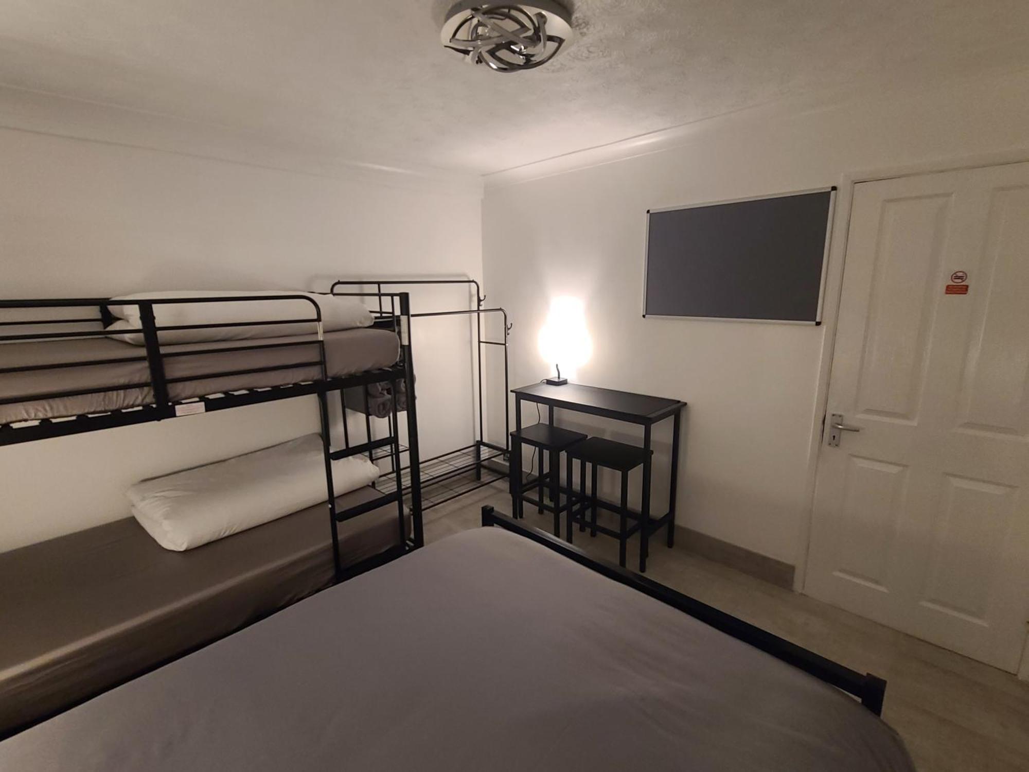 Roomz-Gatwick-London-Airport Parking-Travel Service Ifield エクステリア 写真