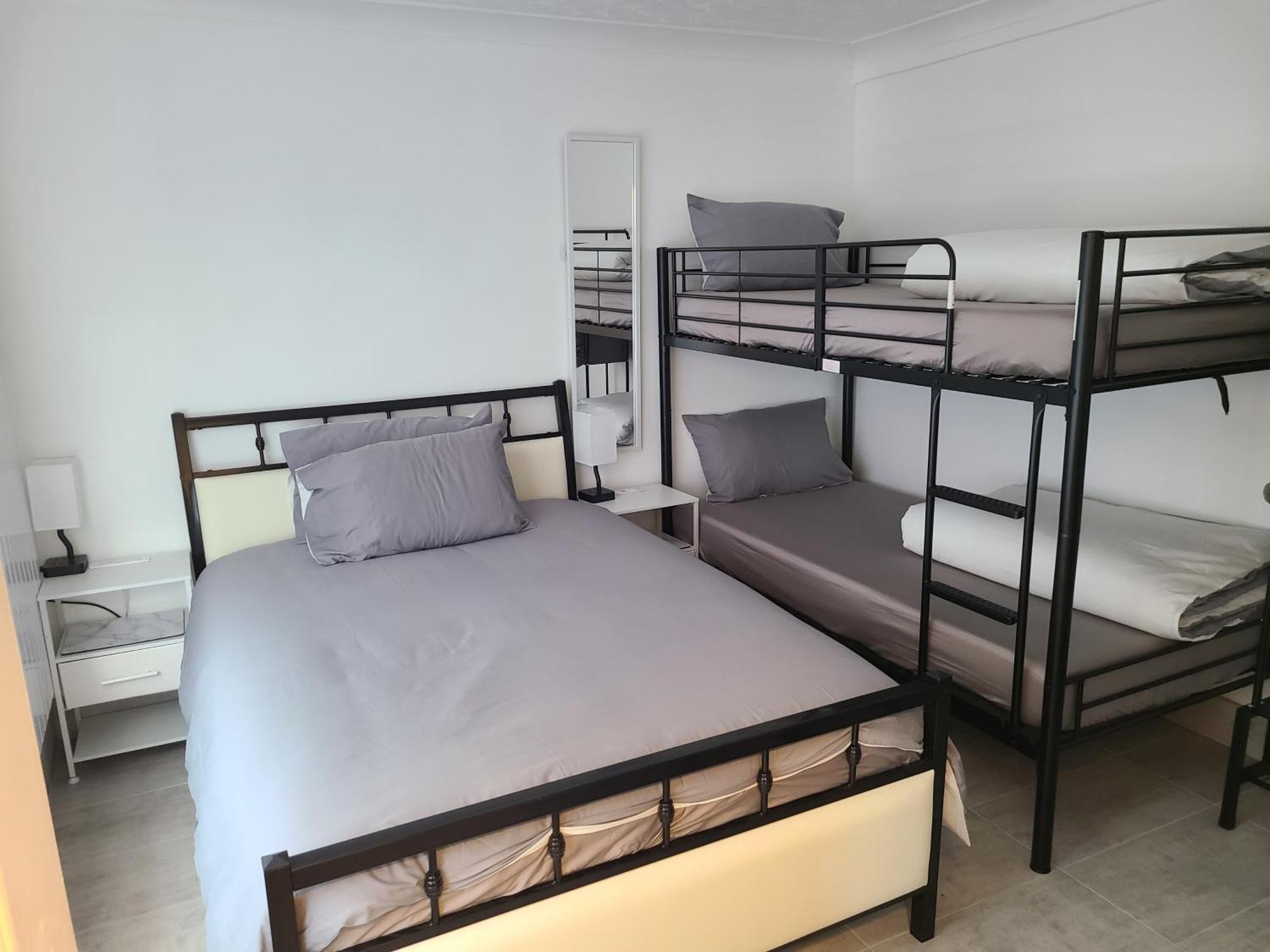 Roomz-Gatwick-London-Airport Parking-Travel Service Ifield エクステリア 写真